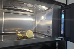 miska s vodou a citrón