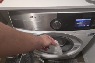 v práčke obyčajná vlhčená utierka