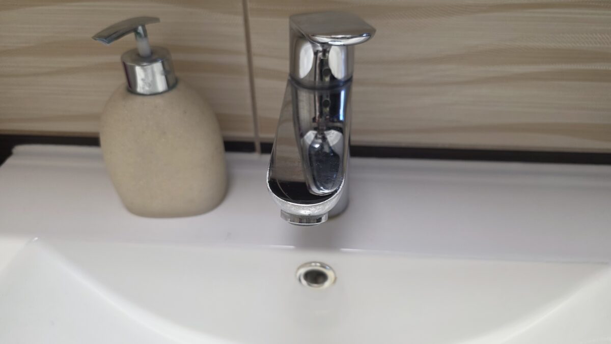 otvor pod vodovodnou batériou