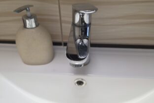 otvor pod vodovodnou batériou