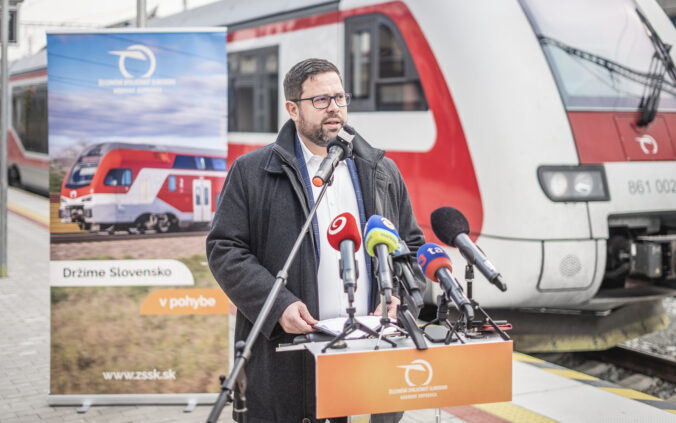 Filip hlubocky generalny riaditel sekcie zeleznicnej dopravy a drah md sr na tlacovej konferencii v humennom.jpg