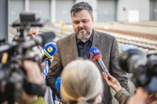 Generalny riaditel zssk peter helexa na tlacovej konferencii v humennom.jpg