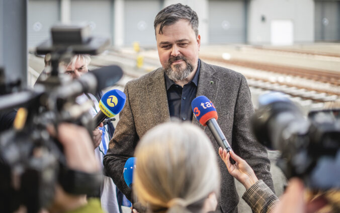 Generalny riaditel zssk peter helexa na tlacovej konferencii v humennom.jpg