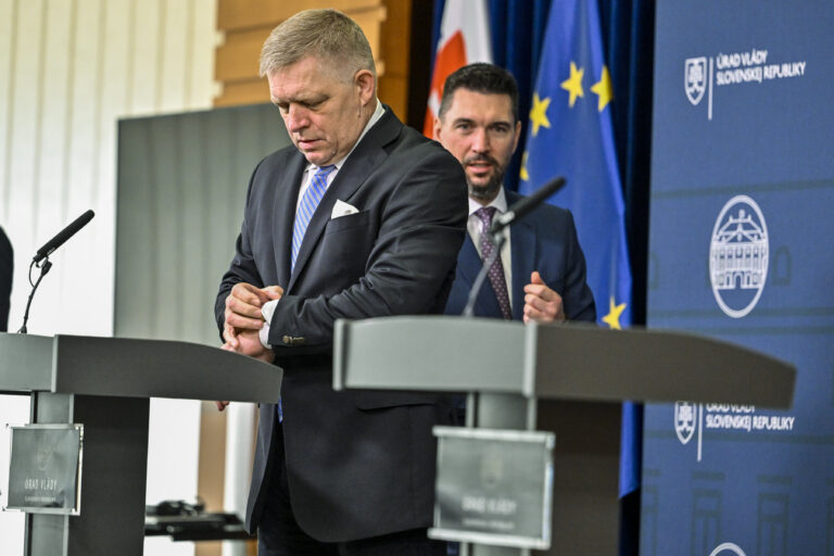 Premiér Robert Fico a minister pôdohospodárstva Richard Takáč.