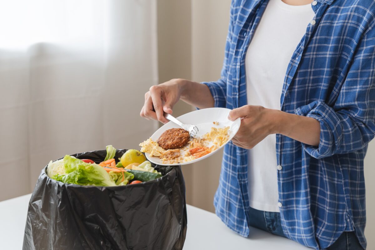 vyhadzuje potraviny do koša