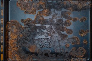 pripálené plechy na pečenie