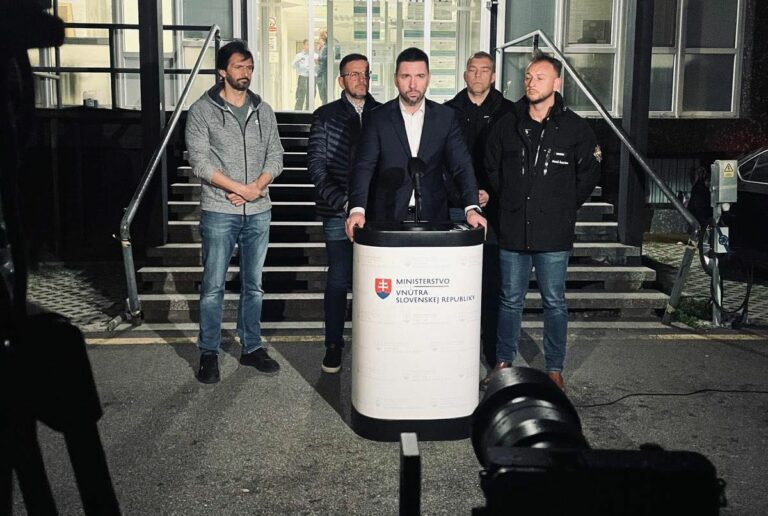 Tlačová konferencia po nedeľňajšom večernom zasadnutí krízového štábu.