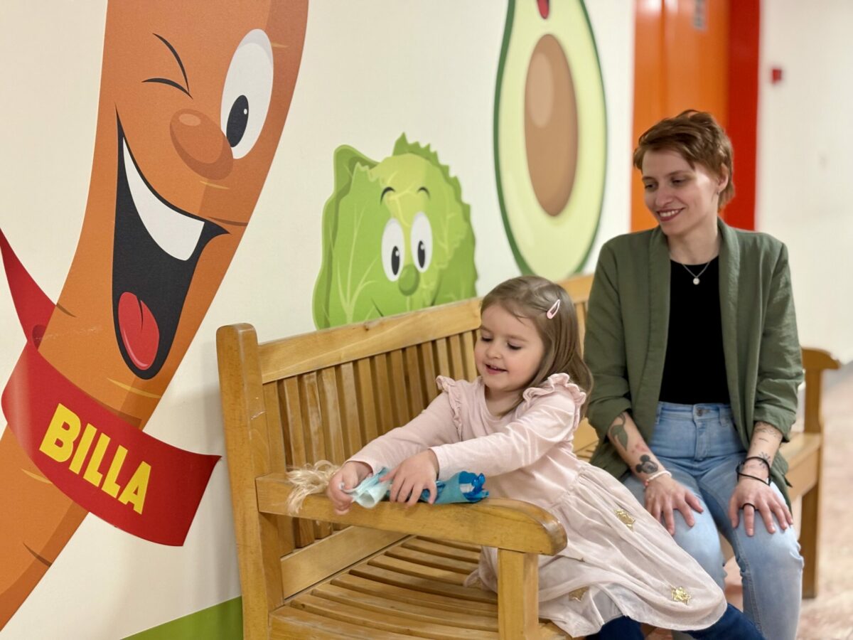 Veronika s mamickou cakaju na vysetrenie vo veselnej cakarni na klinike detskej oftalmologie lf uk a nudch.jpeg