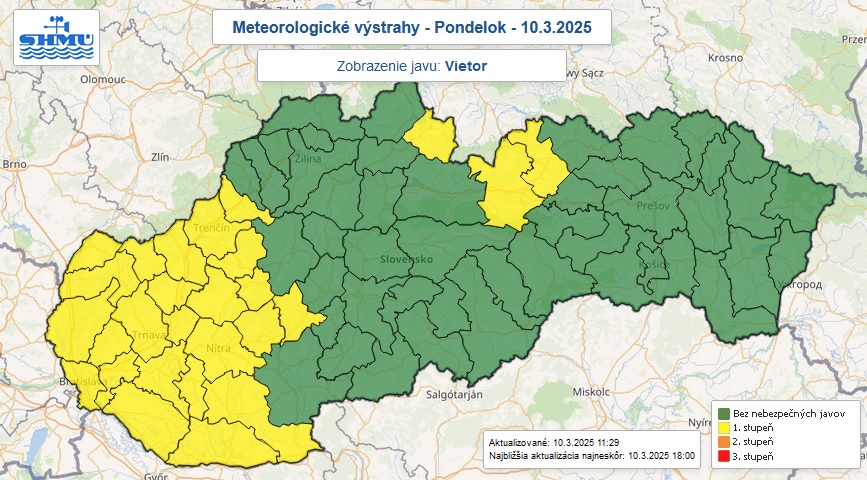 Výstraha prvého stupňa pred silným vetrom je v pondelok vydaná pre okresy zafarbené žltou farbou.