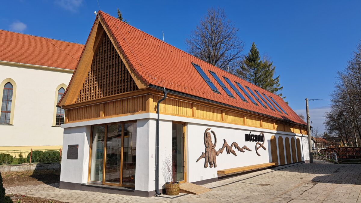 Múzeum v Spišskej Teplici s reliéfmi na vonkajšej fasáde v tvare petroglifov.