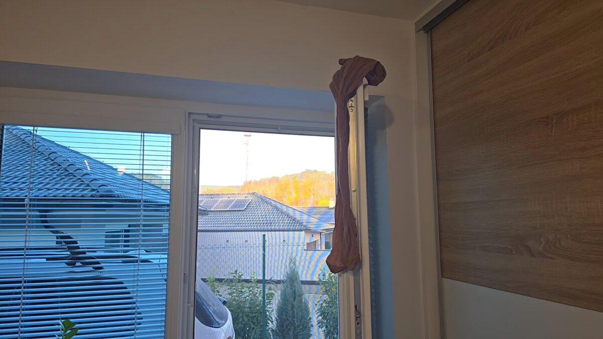 Prečo vešať pančuchy na okná?