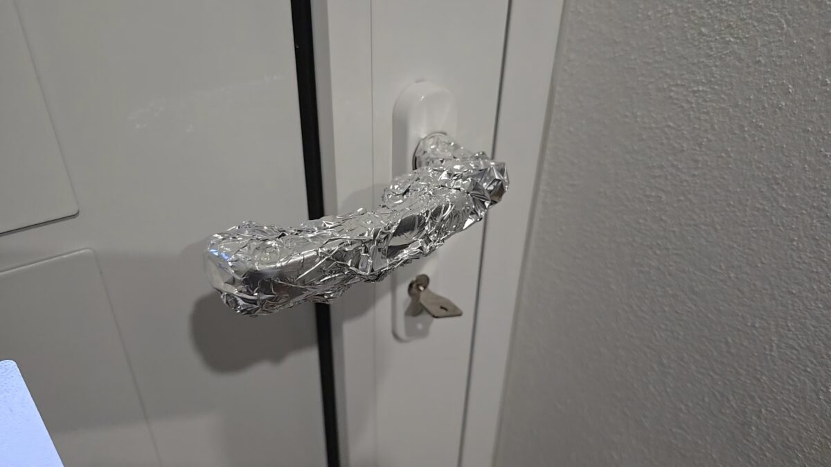 kľučka dverí a alobal