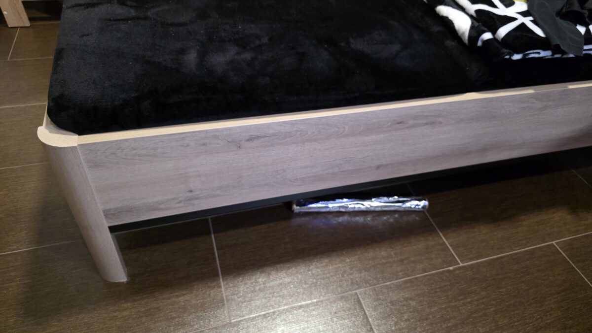 Hliníková fólia pod posteľou