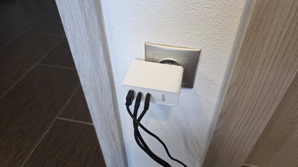 nabíjačka v zásuvke