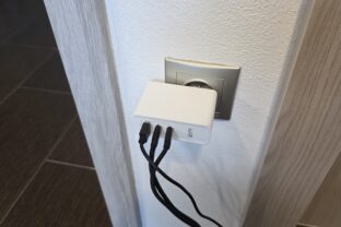 nabíjačka v zásuvke