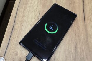 Nabíjam si telefón