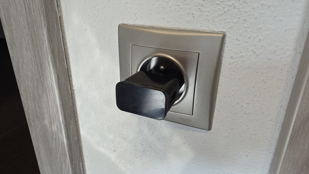 Nabíjačka v zásuvke