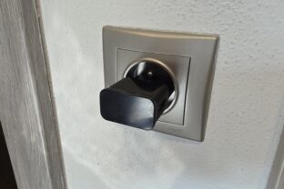 Nabíjačka v zásuvke