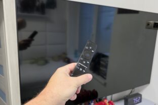 Televízor a diaľkový ovládač