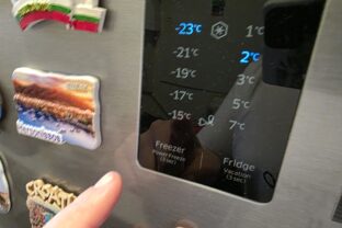 „tajomné tlačidlo“ v chladničke