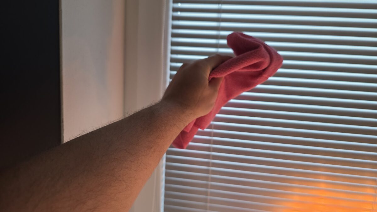 Utieram prach zo žalúzia