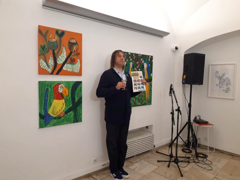 Otvorenie predajnej výstavy obrazov ľudí s autizmom v Galérii Francúzskeho inštitútu v Bratislave, 2. apríla 2025