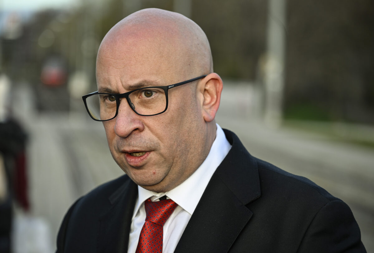 Liber&aacute;li kritizuj&uacute; nov&yacute; harmonogram v&yacute;stavby ciest, vl&aacute;de vyč&iacute;ta ignorovanie prior&iacute;t - VIDEO - Na&scaron;aDoprava.sk