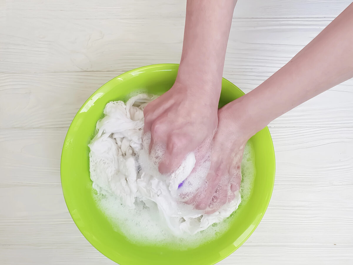 pranie prádla v rukách