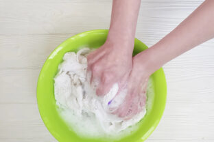 pranie prádla v rukách