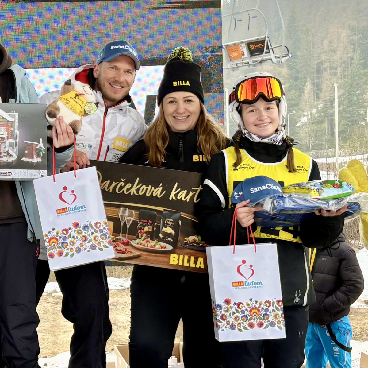 Foto 3_albena georgieva coo billa a adam zampa odovzdavaju ceny v kategorii hobby race.jpg