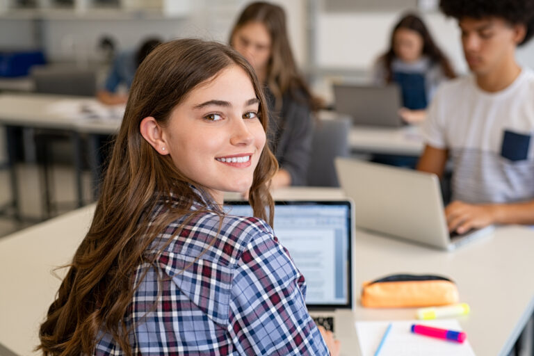 Chcú byť hviezdami sociálnych sietí, nie montážnych liniek: Kde sú mladí pracovníci?