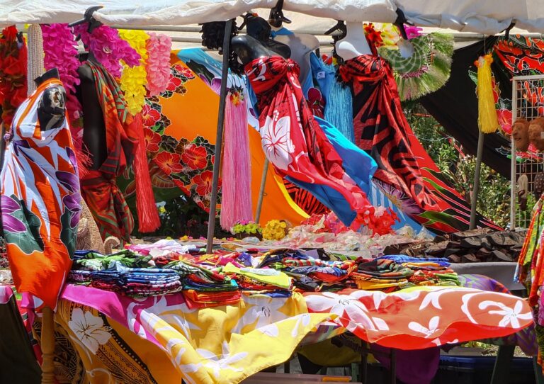 Trh s látkami na tichomorskom ostrove Cookove ostrovy.