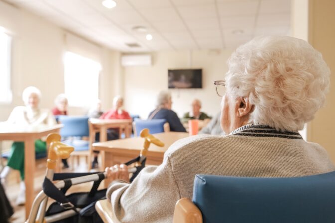 Miesta v zariadeniach pre seniorov stále chýbajú, existuje riešenie?