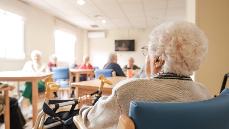 Miesta v zariadeniach pre seniorov stále chýbajú, existuje riešenie?