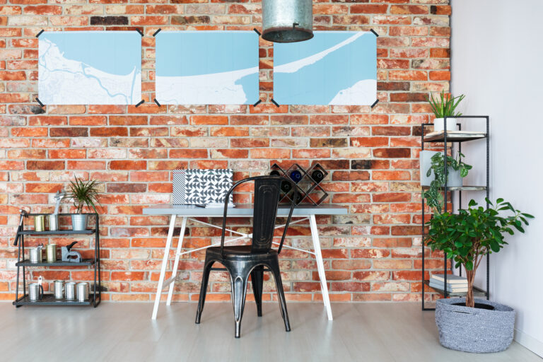 Kreatívne pracovné miesto v industriálnom štýle s tehlovým pozadím