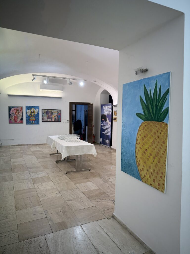 Otvorenie predajnej výstavy obrazov ľudí s autizmom v Galérii Francúzskeho inštitútu v Bratislave, 2. apríla