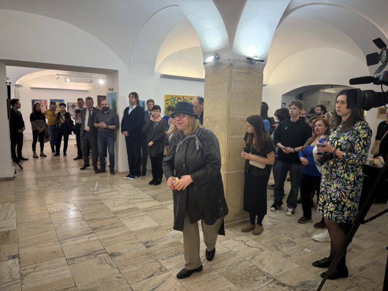 Otvorenie predajnej výstavy obrazov ľudí s autizmom v Galérii Francúzskeho inštitútu v Bratislave, 2. apríla