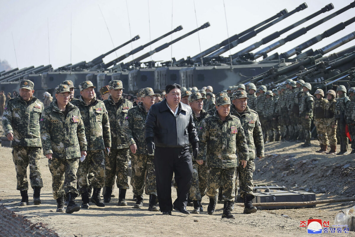 Kim Čong un, delostrelectvo
