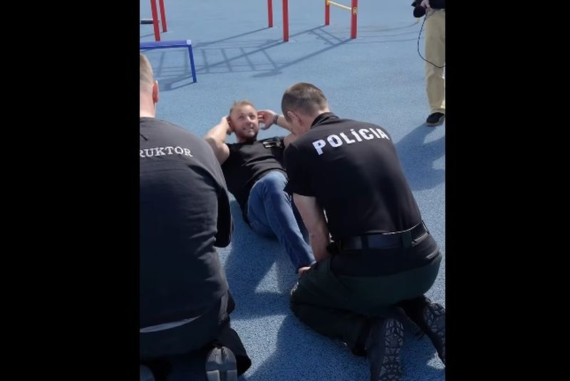 Minister vnútra Matúš Šutaj Eštok si vyskúšal fyzické testy pre policajtov.