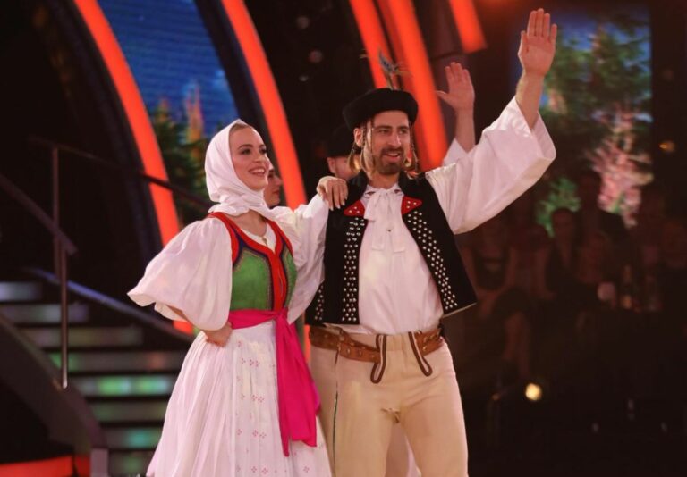 Peter Sagan a Eliška Lenčešová počas 8. kola Lets Dance 2025, ktoré bolo venované aj folklóru a Veľkej noci.