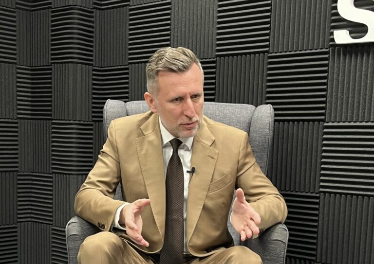Poslanec Martin Winkler počas rozhovoru pre agentúru SITA.