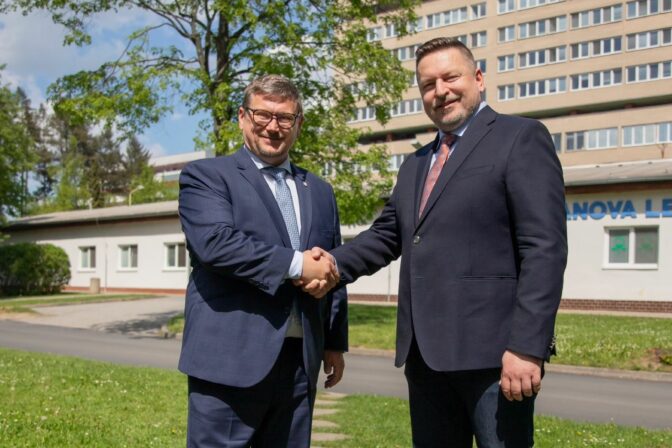 Primátor František Oľha a riaditeľ nemocnice Juraj Smatana.