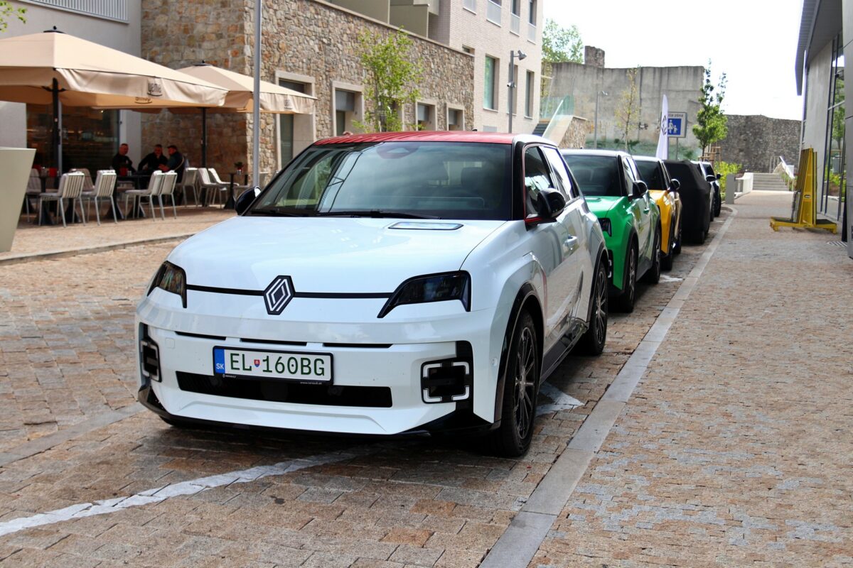 Renault_r5_bratislava_04.jpg