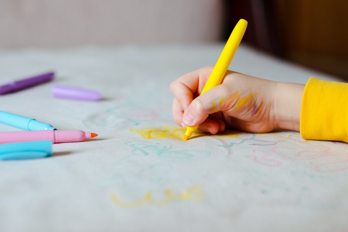 písanie po nábytku