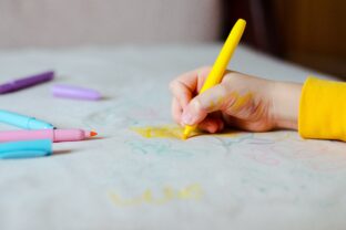 písanie po nábytku