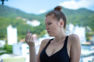 žena fajčí na balkóne