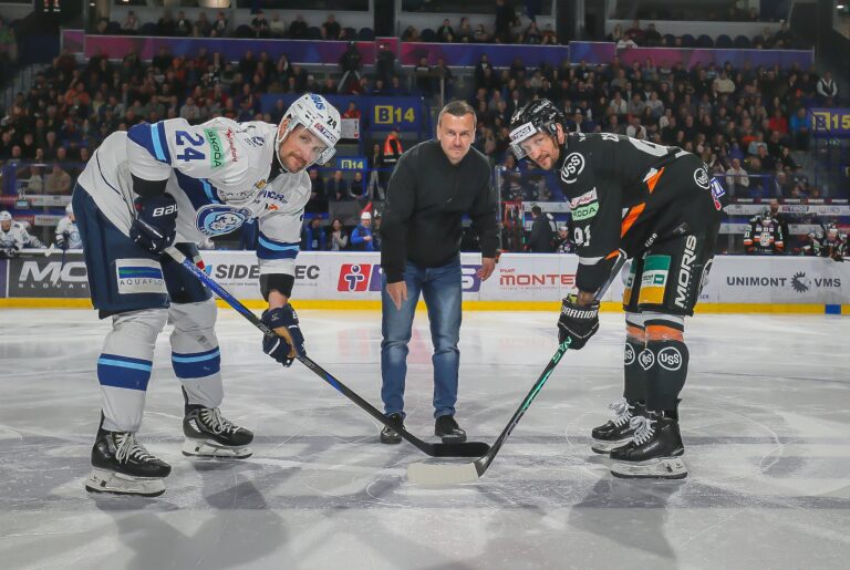 Úvodné buly prvého finále Tipos extraligy 2024_2025 medzi HC Košice a HK Nitra hodil Richard Jenčík.