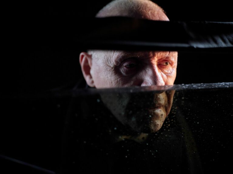 V pasci_anthony hopkins ako samozvany pomstitel william zdroj bontonfilm1.jpg