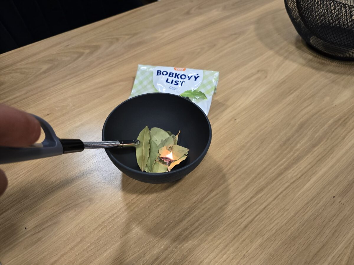 doma pravidelne zapaľujem bobkový list