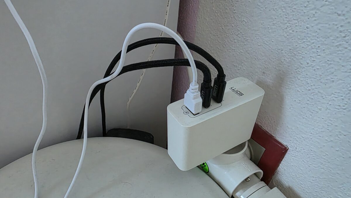 Nechávate nabíjačku v zásuvke?